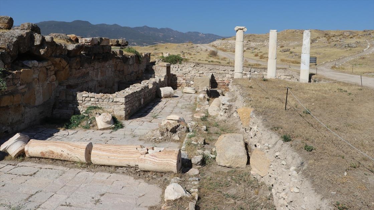 Denizli’deki antik kent Tripolis’teki depremlerin izleri gün ışığına çıkartılıyor