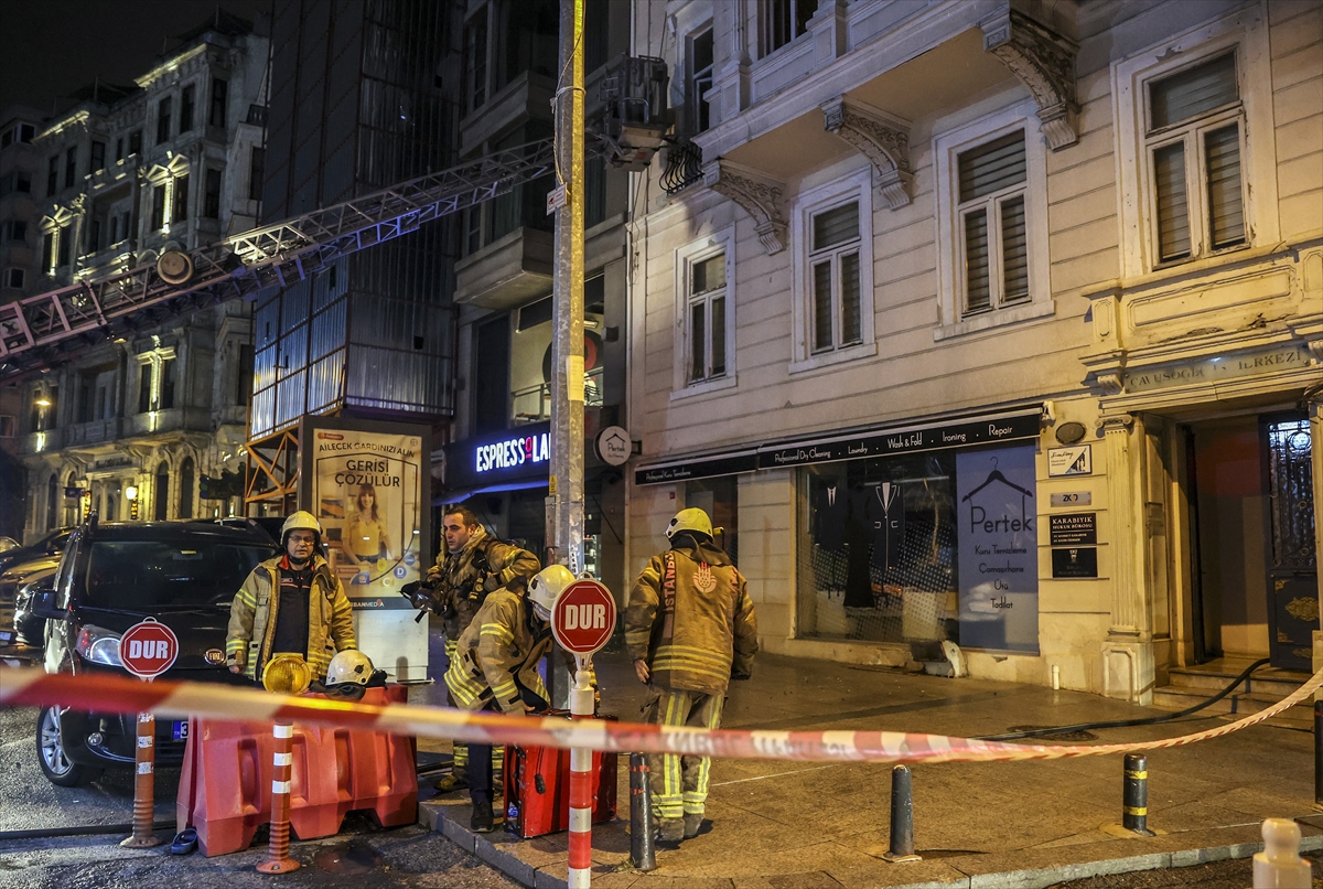 Beyoğlu’ndaki iş merkezinde çıkan yangın söndürüldü