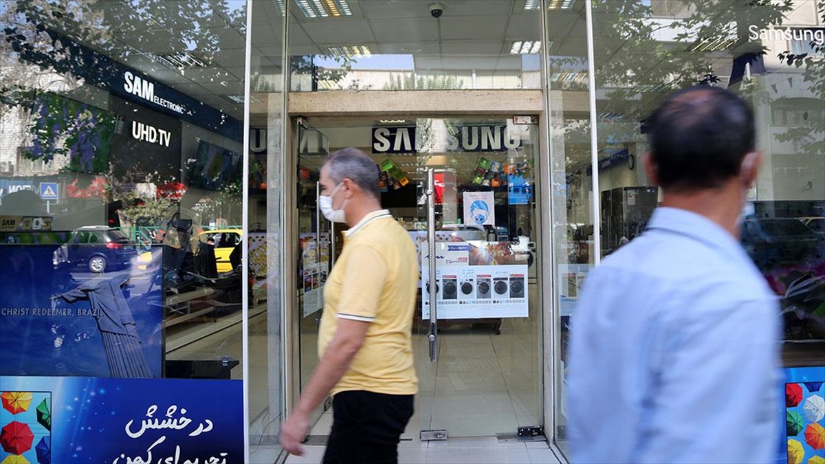 İran’da esnaf Güney Kore mallarına getirilen ithalat yasağının fiyatları artıracağı görüşünde