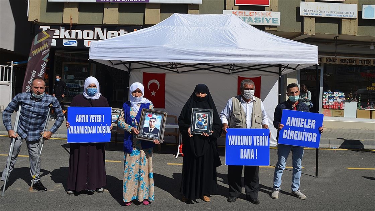 Muş’ta çocukları PKK’lı teröristlerce kaçırılan aileler HDP önünde eylem yaptı