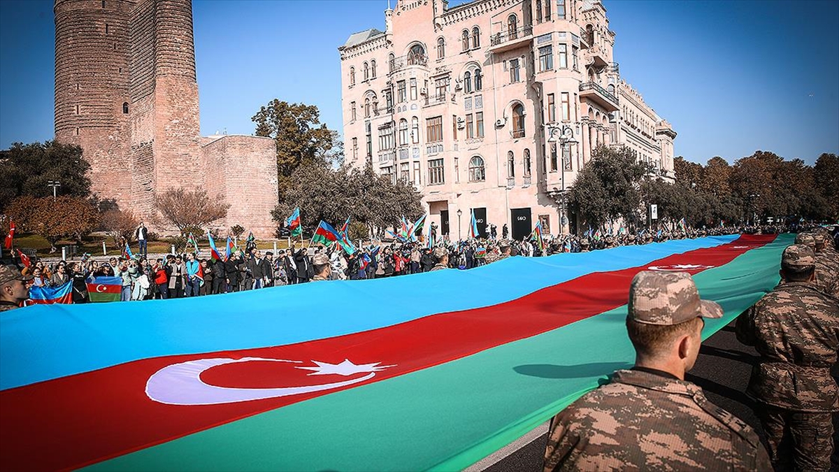 Azerbaycan’ın Karabağ zaferinin 1. yılında binlerce kişi Bakü’de yürüdü