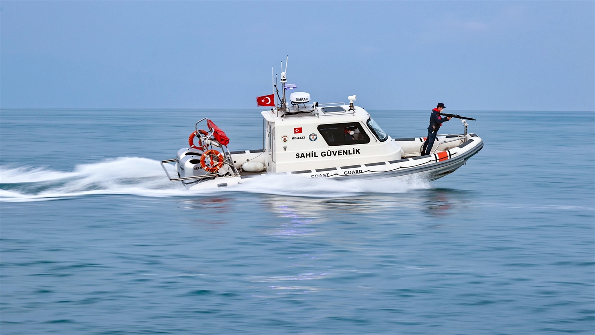Sahil Güvenlik Komutanlığı ekipleri Van Gölü’nde 24 saat görevde