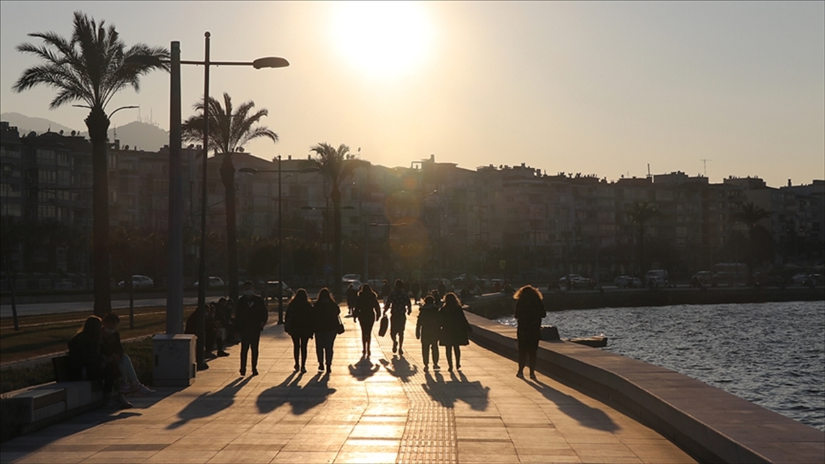 Hava sıcaklıkları kuzey ve iç bölgelerde cuma günü mevsim normallerine yükselecek