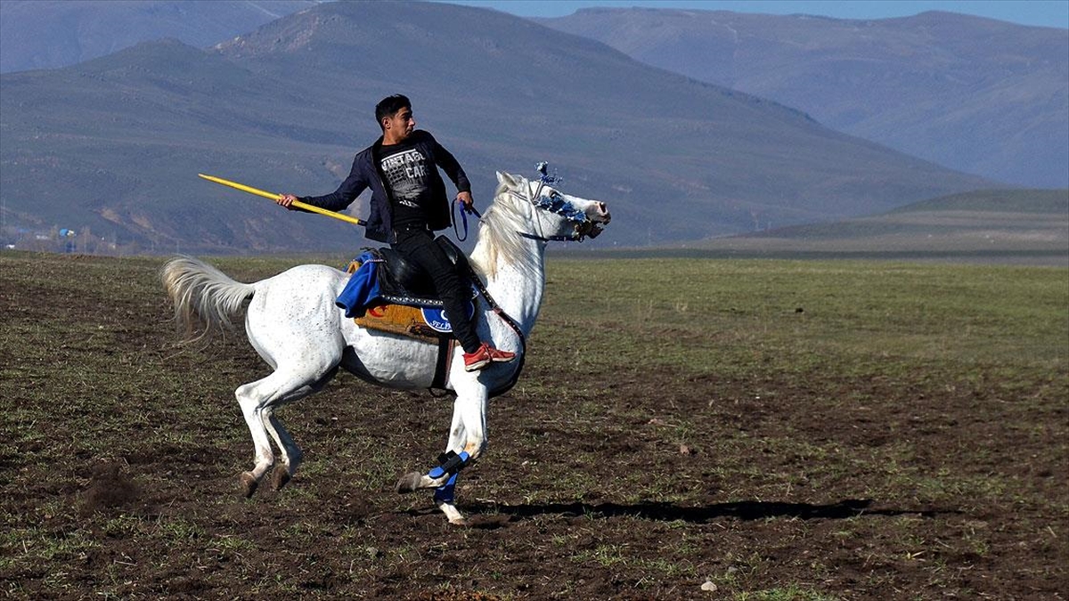 Ciritçiler karda oynayacakları turnuvalara dostluk maçlarıyla hazırlanıyor