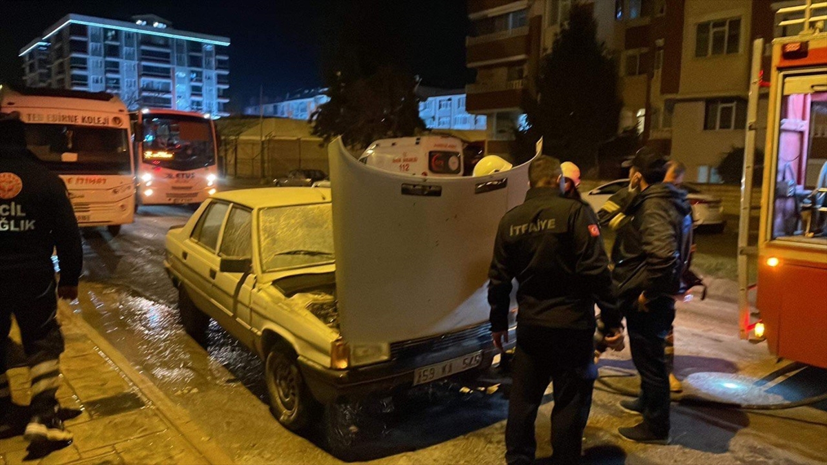 Edirne’de seyir halindeki otomobilde çıkan yangın söndürüldü