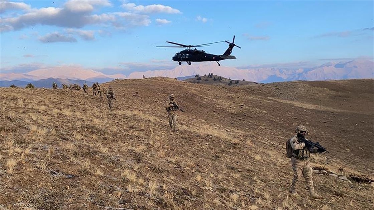 Mehmetçik, Tunceli’de teröristlerin inlerini imha ederek kış üslenmesine izin vermiyor