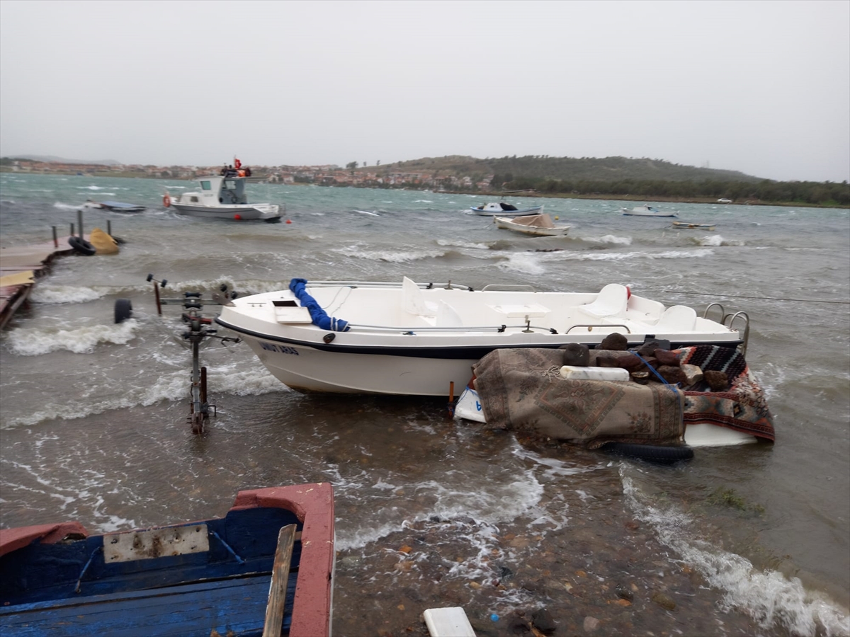 Ayvalık’ta fırtına nedeniyle bazı tekneler alabora oldu