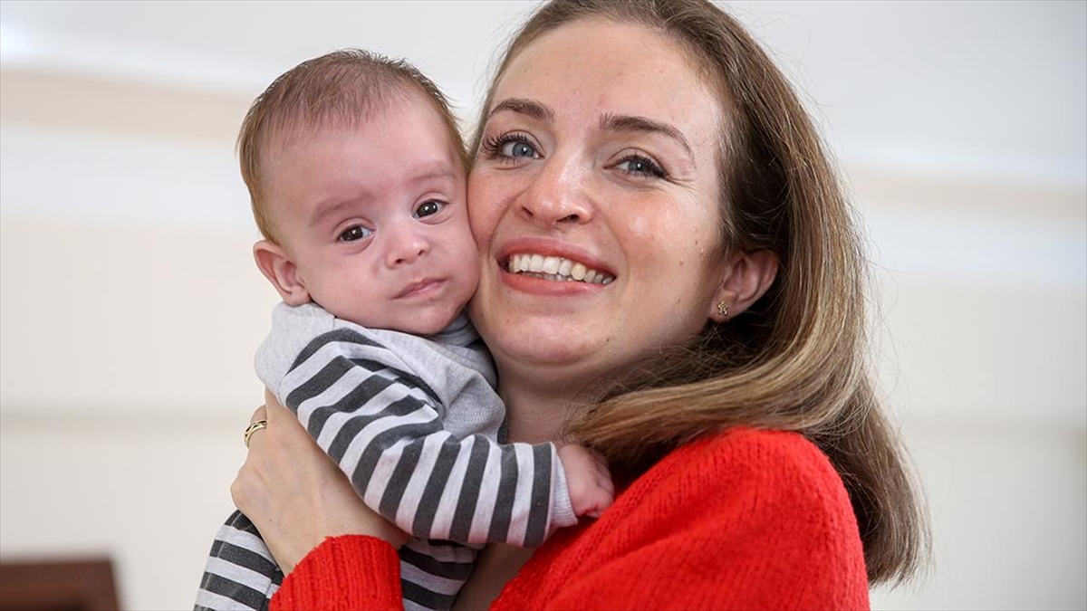 Yoğun bakımdaki anne ile prematüre bebeğinin yaşam savaşı mutlu sonla bitti