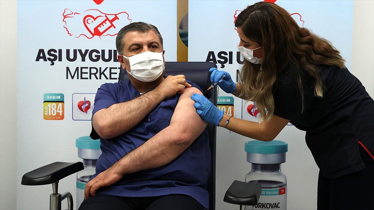 Sağlık Bakanı Koca, hatırlatma dozu olarak yerli Kovid-19 aşısı TURKOVAC’ı yaptırdı