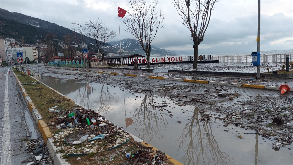 Dev dalgaların ulaşımı aksattığı Karadeniz sahil yolunda trafik normale döndü