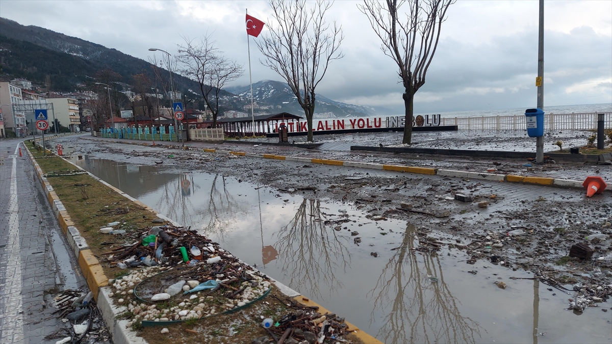 Dev dalgaların ulaşımı aksattığı Karadeniz sahil yolunda trafik normale döndü