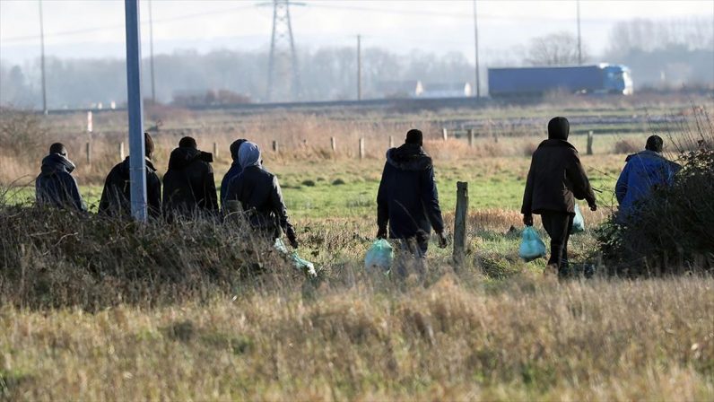 İngiltere’de yeni hayat kurmak isteyen göçmenlerin Fransa’da bekleyişi sürüyor