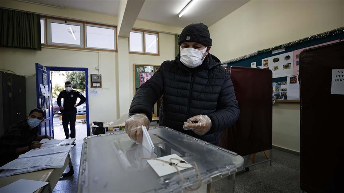 KKTC’de erken genel seçim için oy kullanma işlemi başladı