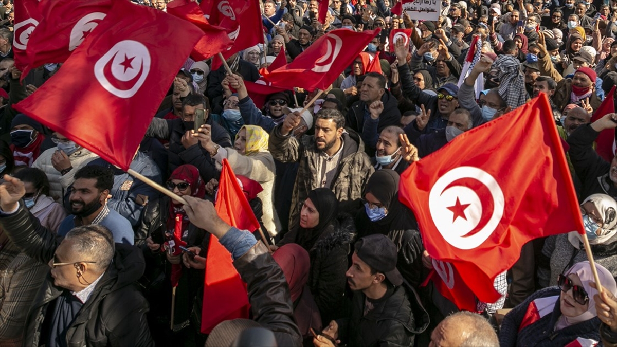 Tunus siyasi krizin körüklediği ekonomik krizin kıskacında