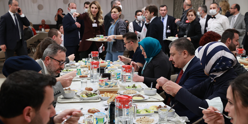 Bakan Koca, Bursa’da Sağlık Çalışanlarıyla İftarda Bir Araya Geldi