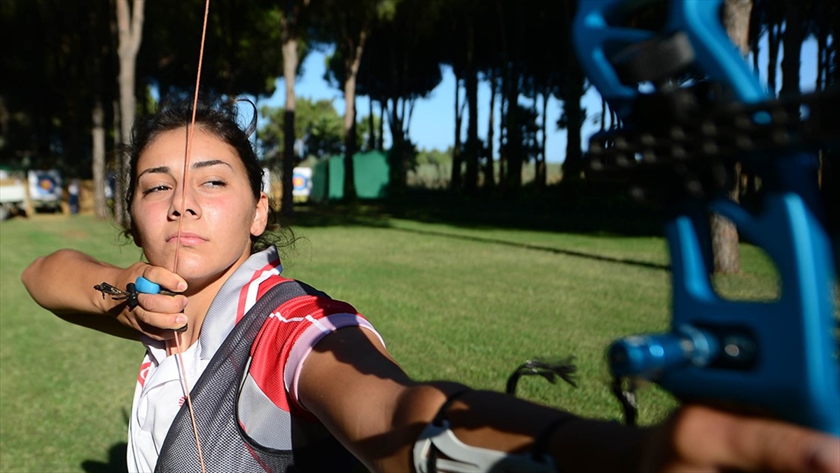 Milli sporcu Gülnaz Coşkun, Avrupa Okçuluk Şampiyonası’nda altın madalya kazandı