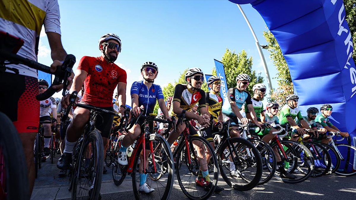 İstanbul’da yaklaşık 2 bin bisikletçi savaş mağduru çocuklar için pedal çevirdi