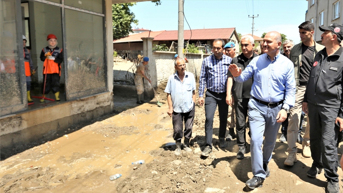 İçişleri Bakanı Soylu, Kastamonu’da sel bölgesinde incelemede bulundu