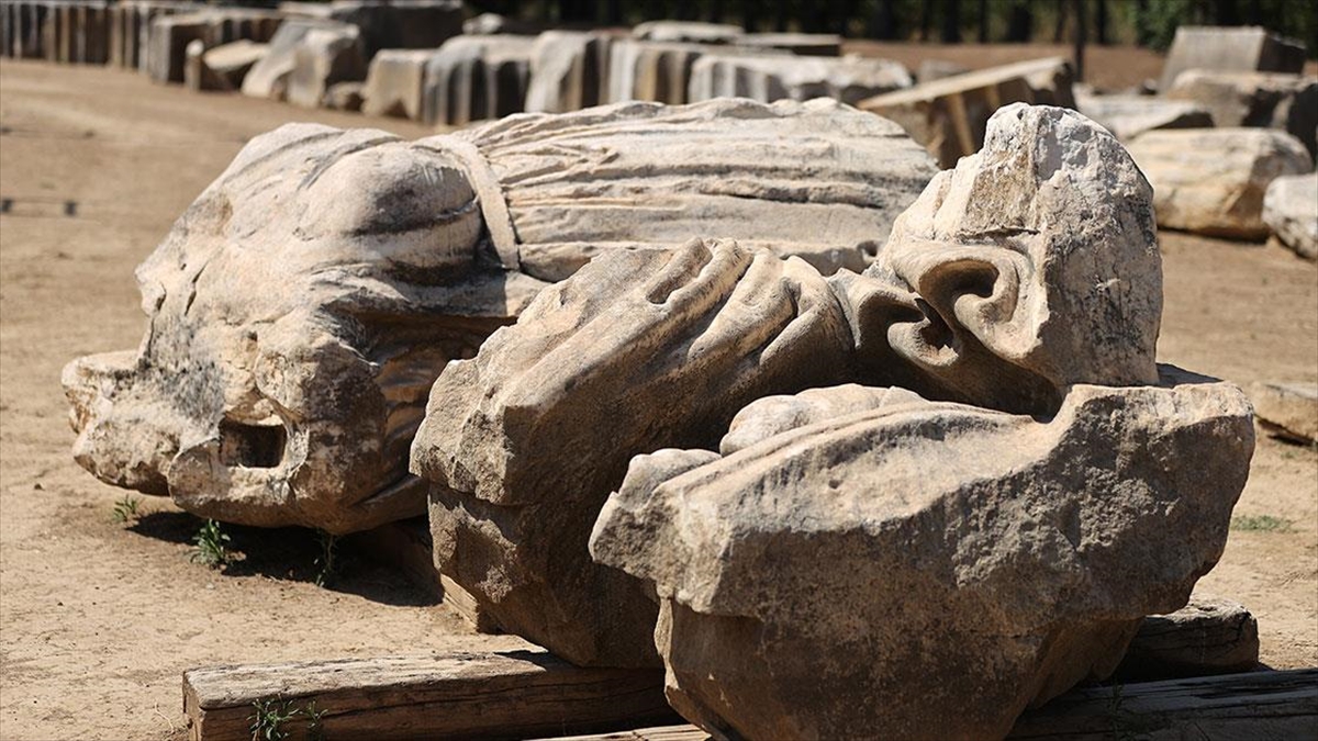 Antik Çağ’ın mitolojik dev tanrı heykelleri orijinal görüntüsüne kavuşuyor