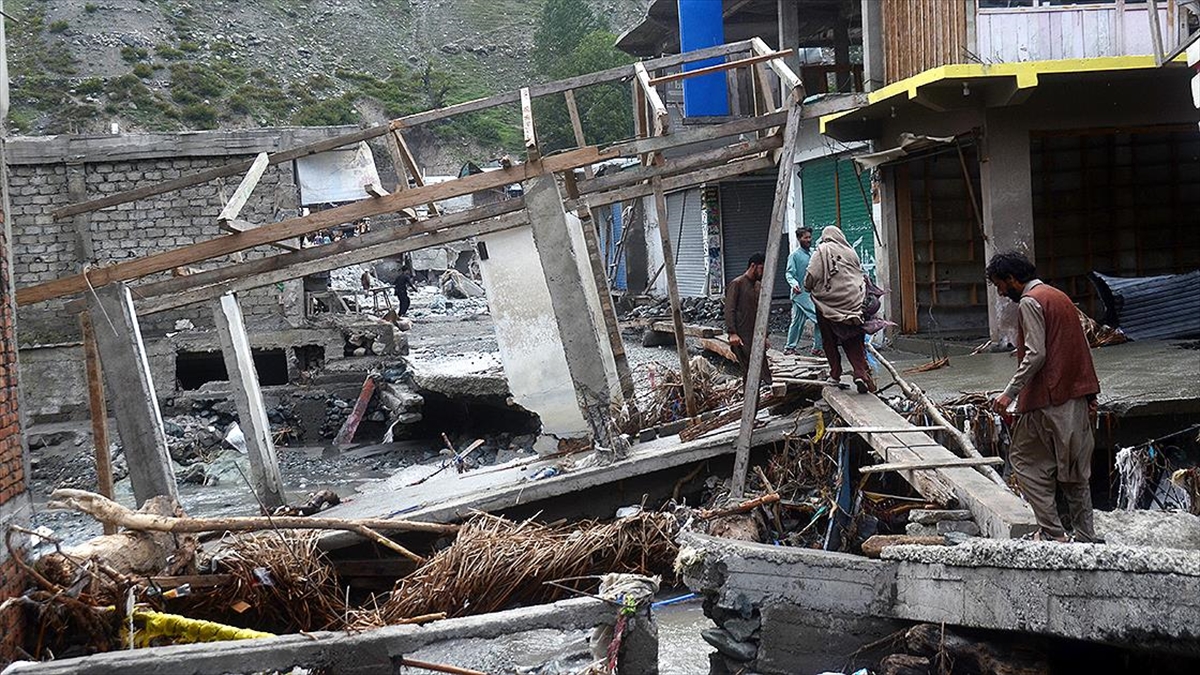 Pakistan’da selin etkili olduğu bölgelerde halk evlerini terk ediyor