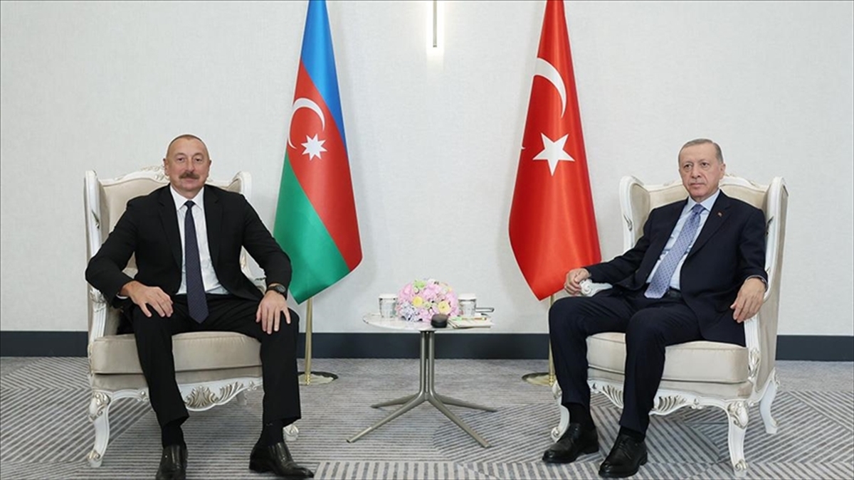 Erdoğan ve Aliyev, Soçi’de yapılan Azerbaycan-Rusya-Ermenistan zirvesini müzakere etti