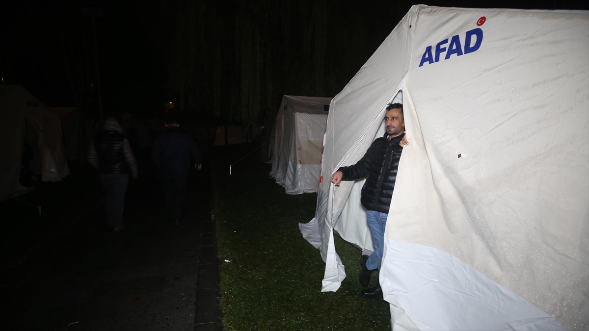 Düzce’de vatandaşlar park ve bahçelere kurulan çadırlarda konaklamayı sürdürüyor