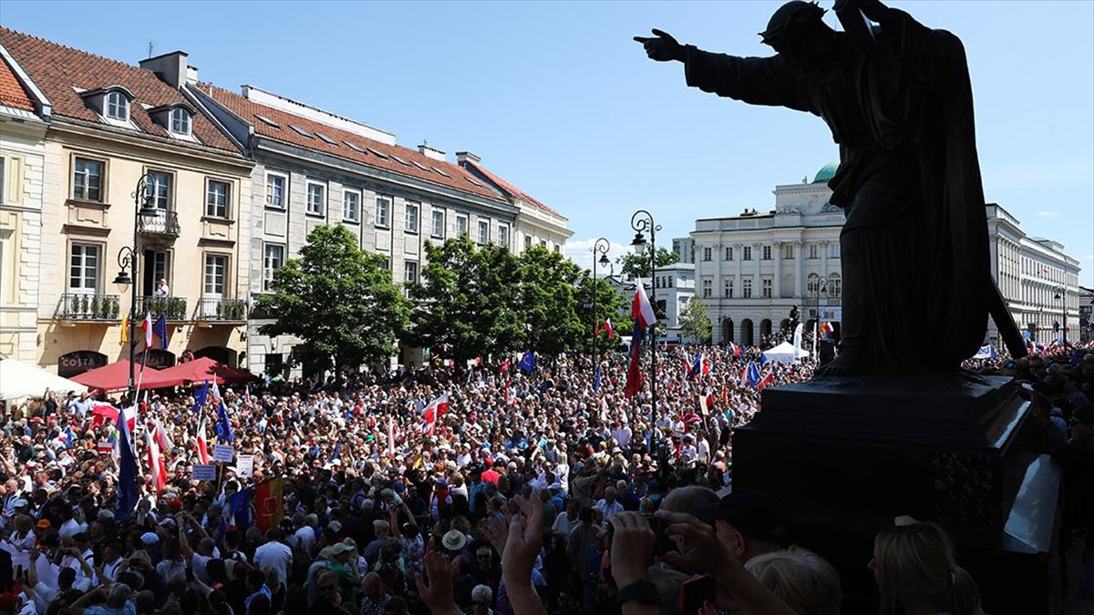 Polonya’daki büyük protestoya 500 bin kişinin katıldığı belirtildi