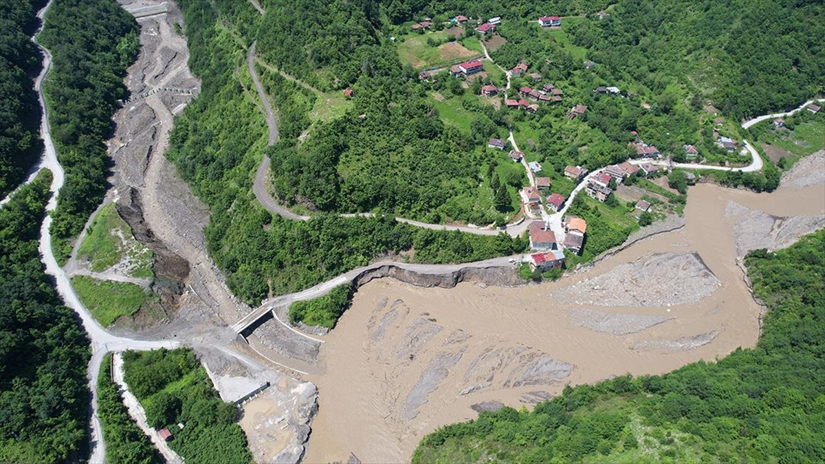 Bozkurt’ta heyelan nedeniyle 11 köyün bağlantı yolu çöktü