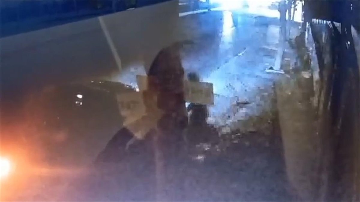 Esenyurt’ta iş yerinin kundaklanması güvenlik kamerasınca kaydedildi