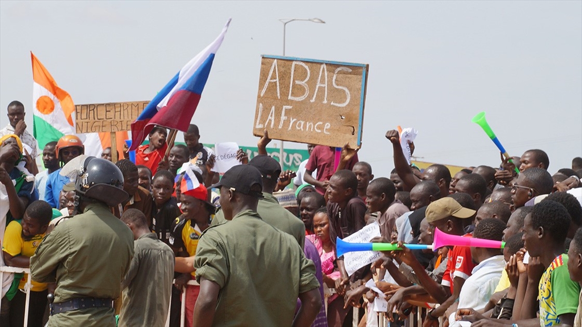 Fransa’nın Nijer’deki Büyükelçisinin durumu uluslararası hukuk hükümlerini gündeme getirdi