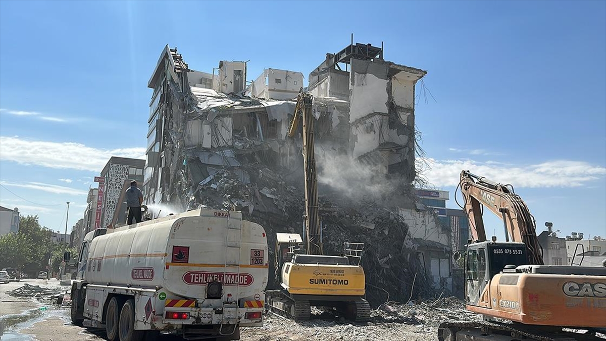Adıyaman’da ağır hasarlı binaların kontrollü yıkımı devam ediyor