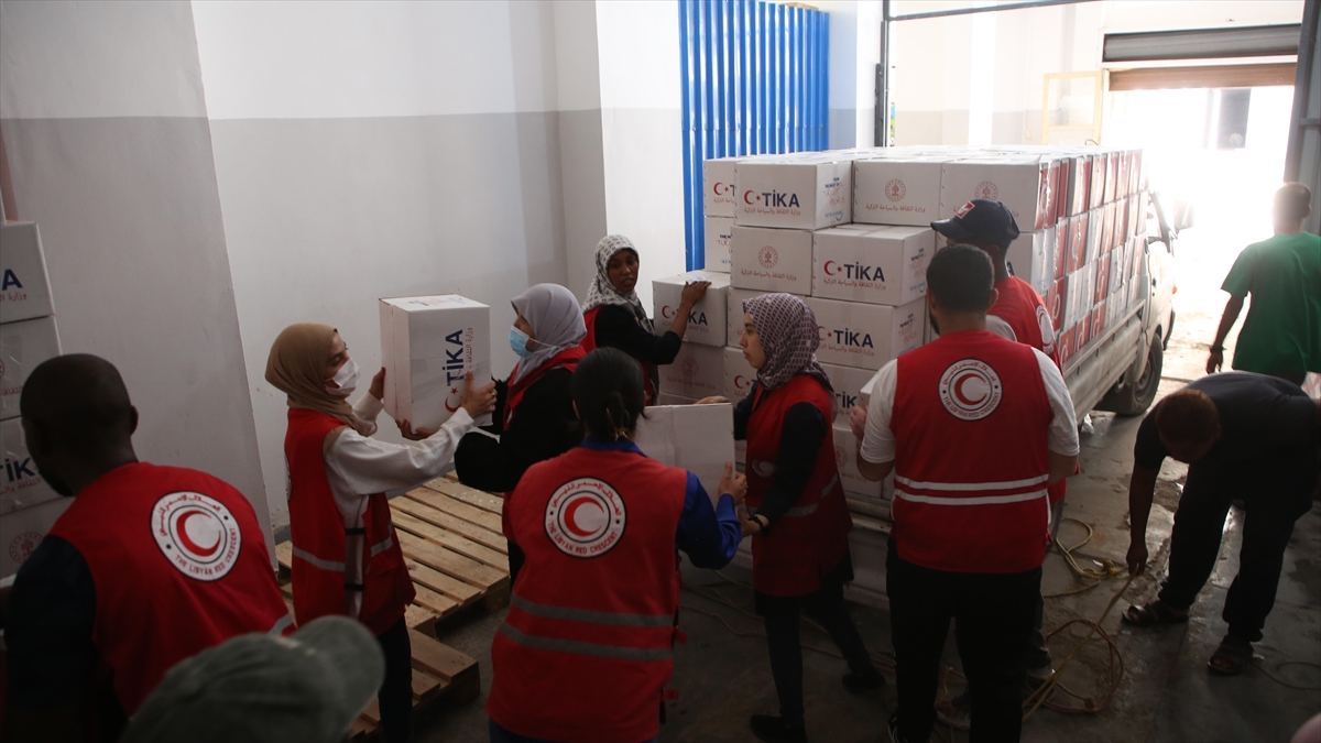 TİKA, Libya Kızılayı’na afetzedeler için 5 bin gıda kumanyası teslim etti