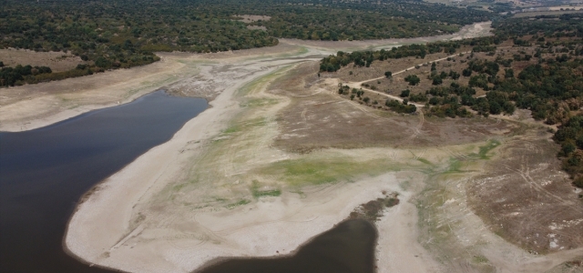 Edirne’de 6 bin dönümü sulayan gölet kuraklık nedeniyle dip seviyeyi gördü