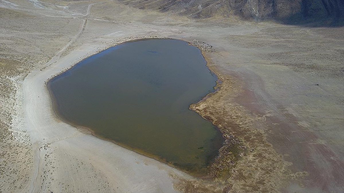Nemrut Dağı’ndaki yaylalarda konaklayan göçerler dönüş için hazırlıklara başladı