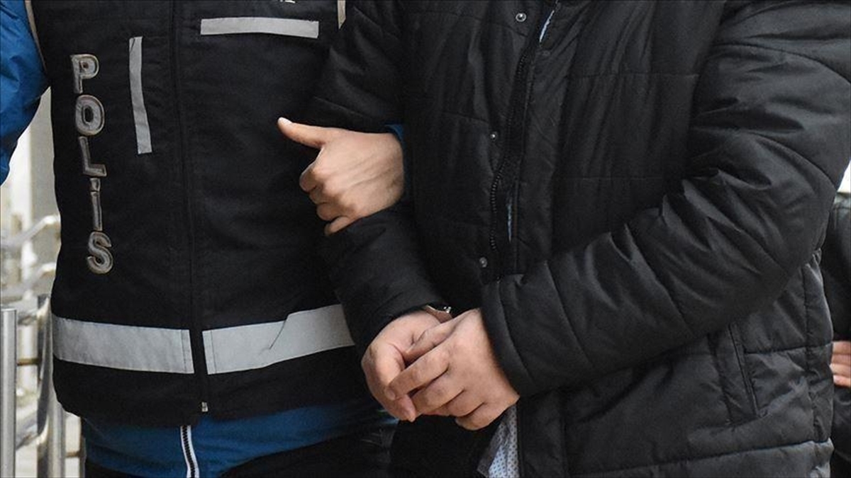 İzmir’de FETÖ operasyonunda 94 şüpheli gözaltına alındı