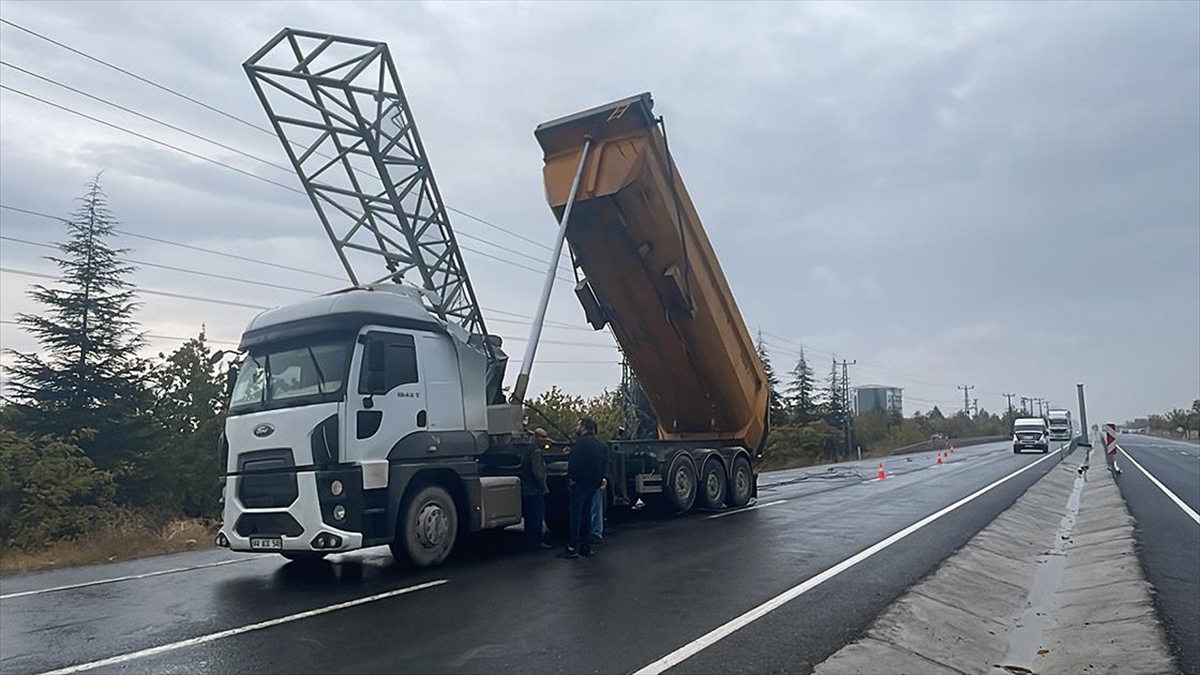 Malatya’da dorsesi açık kalan kamyon trafik bilgilendirme panosunu yerinden söktü