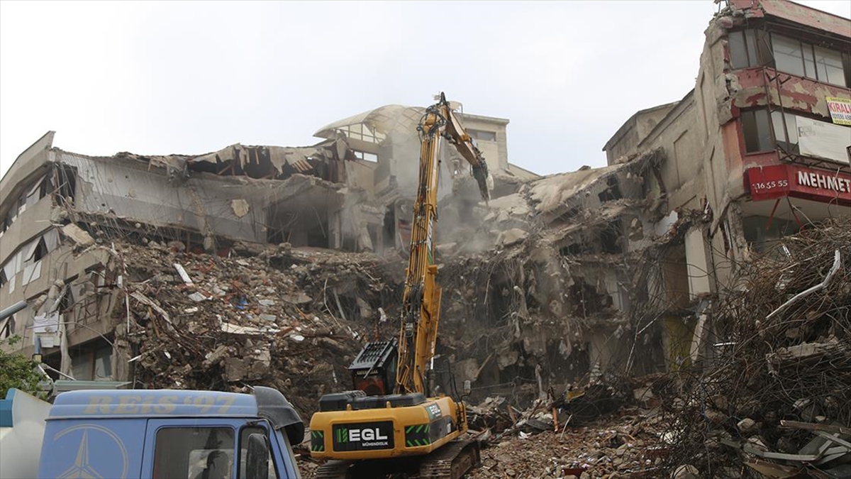Hatay’da depremlerde ağır hasar alan 2 iş hanı kontrollü yıkıldı