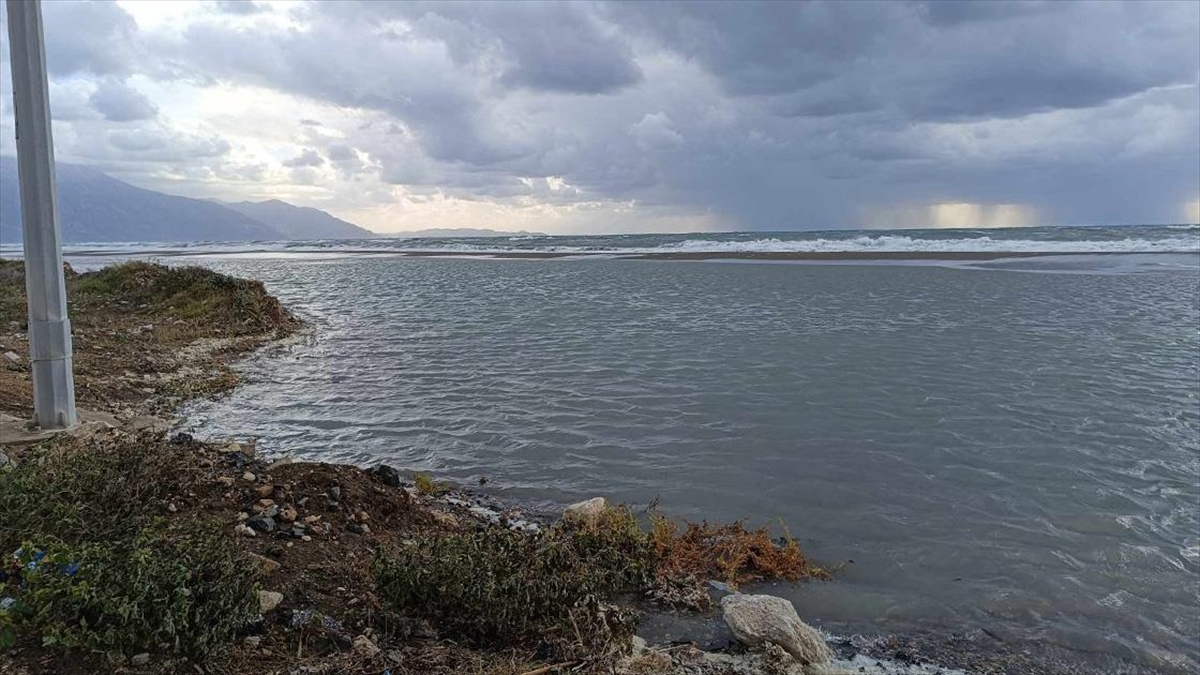 Hatay’da sağanak nedeniyle deniz taştı, sahil bandı su altında kaldı