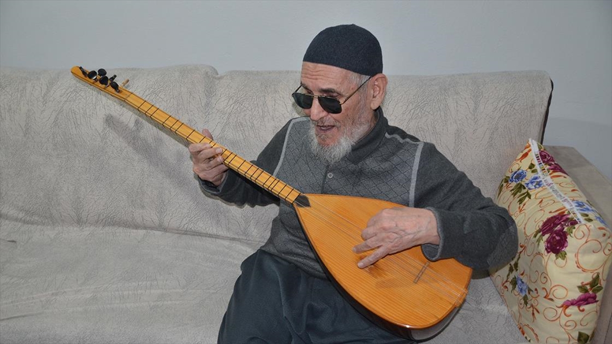 Muş’ta 76 yaşındaki görme engelli Ünver müzik tutkusuyla hayata tutunuyor