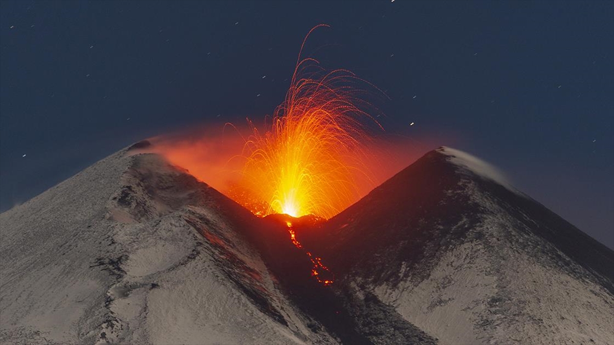 İtalya’da Etna Yanardağı bir kez daha kül ve lav püskürttü
