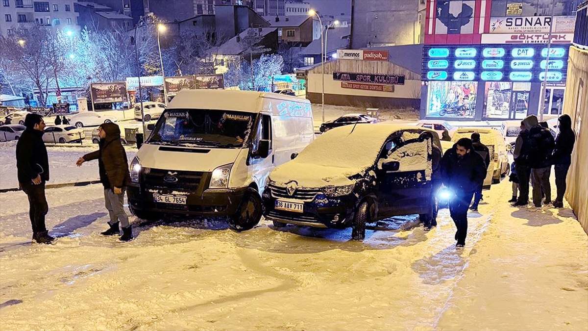 Kar yağışının etkili olduğu Erzurum’da 8 aracın karıştığı zincirleme kaza