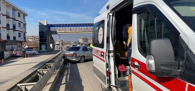 Düzce’de tıra çarpan otomobildeki 2 kişi yaralandı