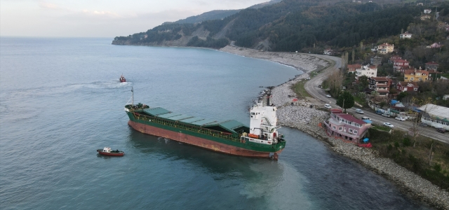 İnebolu’da karaya oturan gemiyi kurtarma çalışmaları sürüyor