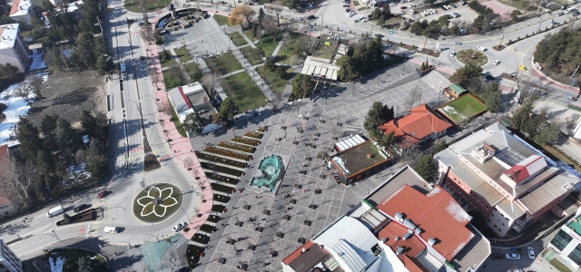 “İZZET BAYSAL CADDESİ’Nİ VE 2 MEYDANIMIZI BOLU’YA YAKIŞIR HALE GETİRDİK”