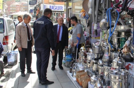 ZABITA MÜDÜRLÜĞÜ EKİPLERİ KALDIRIM İŞGALİ DENETİMİNDE