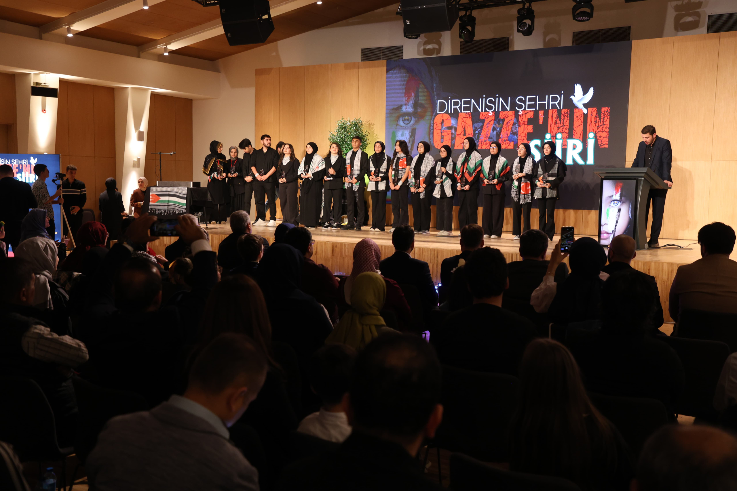 Lima Öğrencileri İsrail Soykırımının 1. Yılında Şiirlerini “Özgür Gazze” İçin Seslendirdi