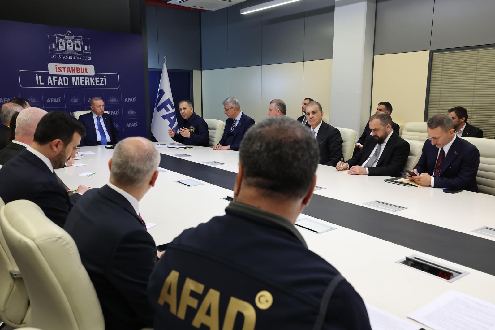 Cumhurbaşkanı Erdoğan, İstanbul AFAD’daki kriz merkezinde depreme ilişkin brifing aldı