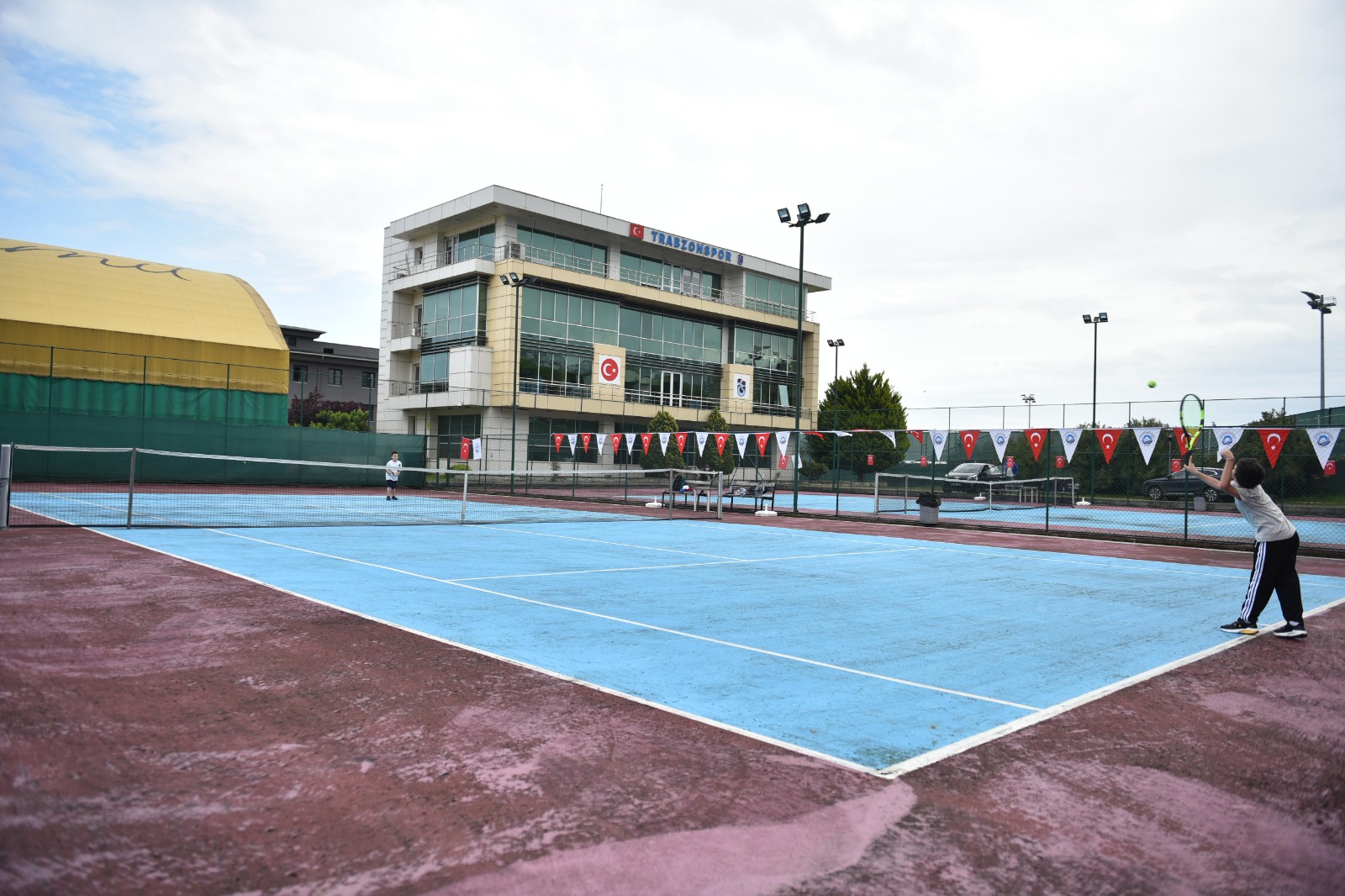 Ortahisar Belediyesi’nin Tenis Turnuvası Çekişmeli Maçlara Sahne Oldu