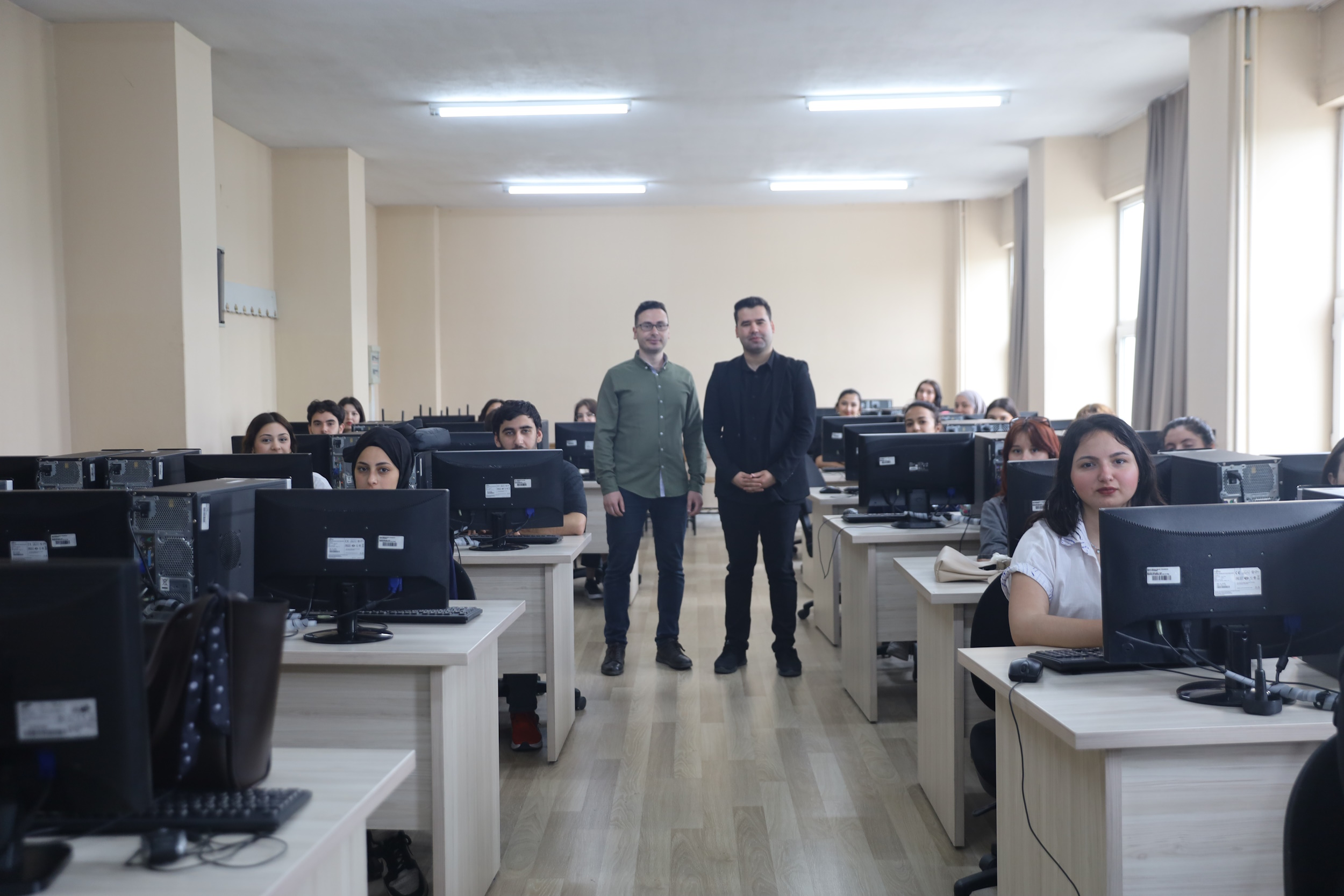 Büyükşehir’den üniversitelilerin gelişimine destek