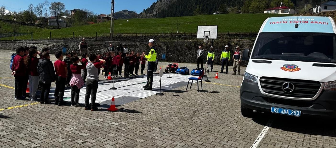 Düzköy İlçesi Çal İlkokulu Öğrencilerine ‘Uygulamalı Trafik Güvenliği Eğitimi’ Faaliyeti